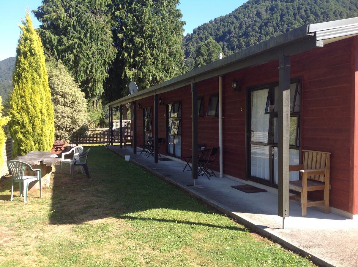 Owen River Tavern & Motels Екстер'єр фото