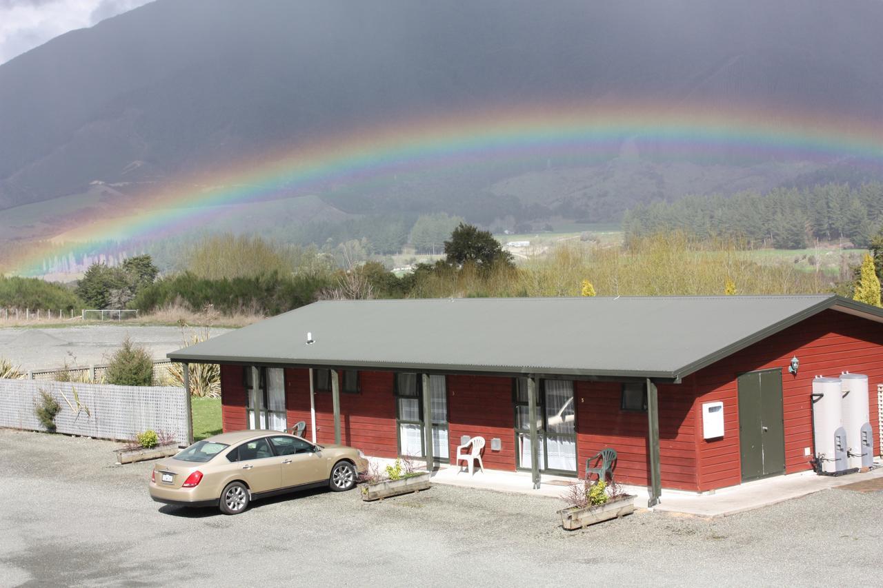 Owen River Tavern & Motels Екстер'єр фото