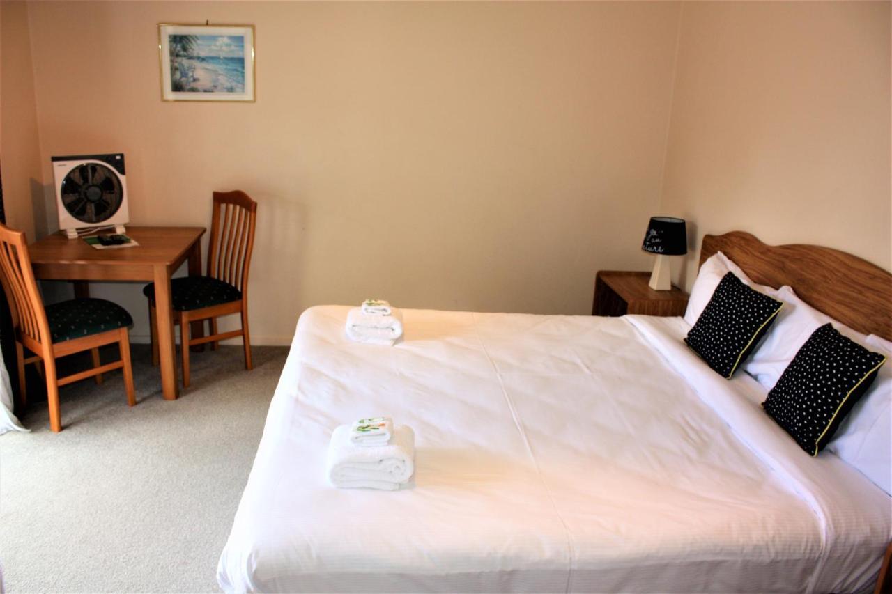 Owen River Tavern & Motels Екстер'єр фото