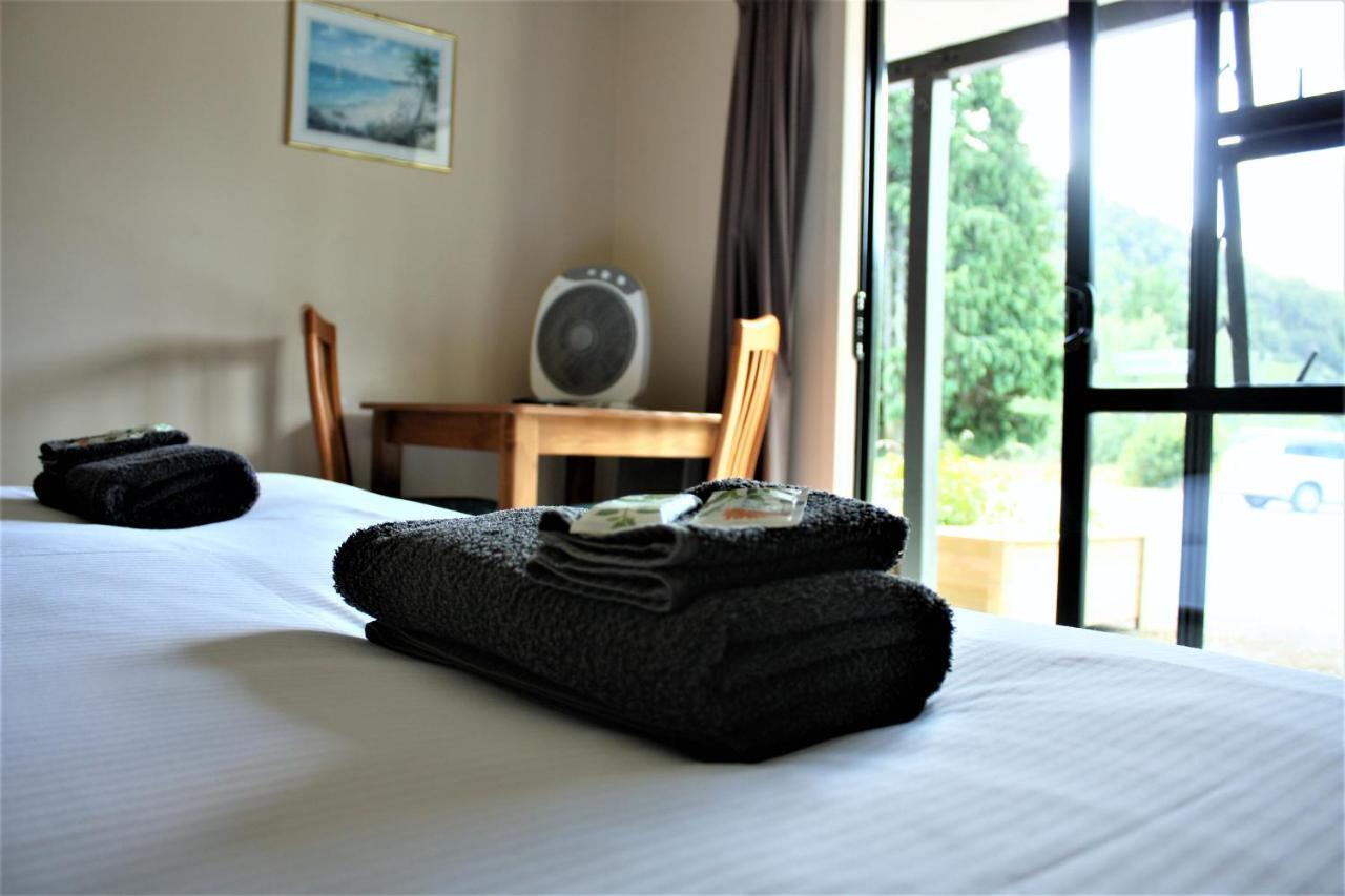 Owen River Tavern & Motels Екстер'єр фото