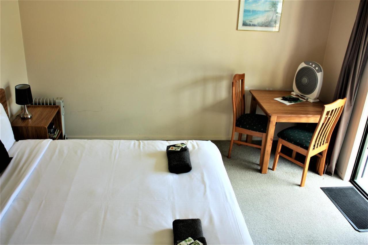 Owen River Tavern & Motels Екстер'єр фото